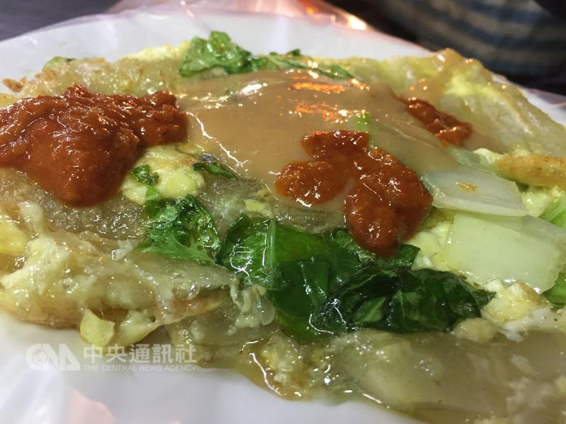來台一年多的日本公司高層白石將，超愛台灣美食，連 一般外國人怕怕的臭豆腐、豬血糕都喜歡吃，但唯獨蚵 仔煎還不太能接受。 中央社記者林孟汝攝 105年12月10日