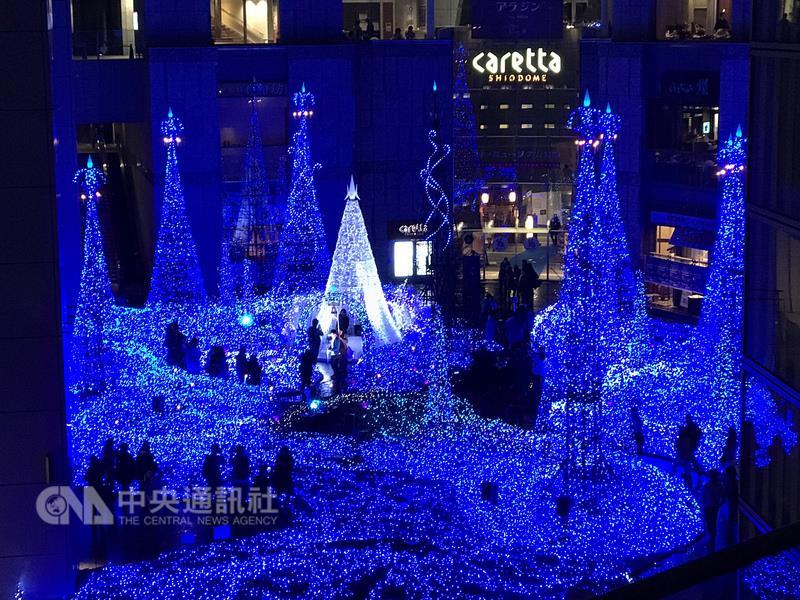 東京Caretta汐留耶誕彩燈今年以「藍精靈的奇幻森林 」為主題，使用27萬顆LED燈泡呈現璀璨的奇幻世界。 鳴響精靈森林中心的精靈之鐘，就會出現8道光。 中央社記者楊明珠東京攝 