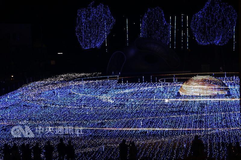 東京中城的耶誕彩燈今年共使用約52萬顆LED燈打造成 「宇宙空間」，燦爛奪目。 主會場是在約2000平方公 尺的草坪用燈點綴成「星光花園」。 中央社記者楊明珠東京攝