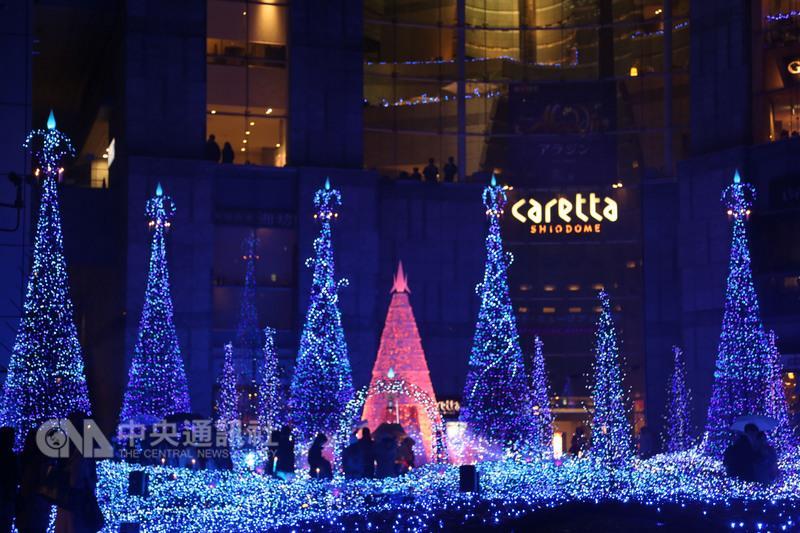 東京Caretta汐留耶誕彩燈今年以「藍精靈的奇幻森林 」為主題，使用27萬顆LED燈泡呈現璀璨的奇幻世界。 鳴響精靈森林中心的精靈之鐘，就會出現8道光。 中央社記者楊明珠東京攝