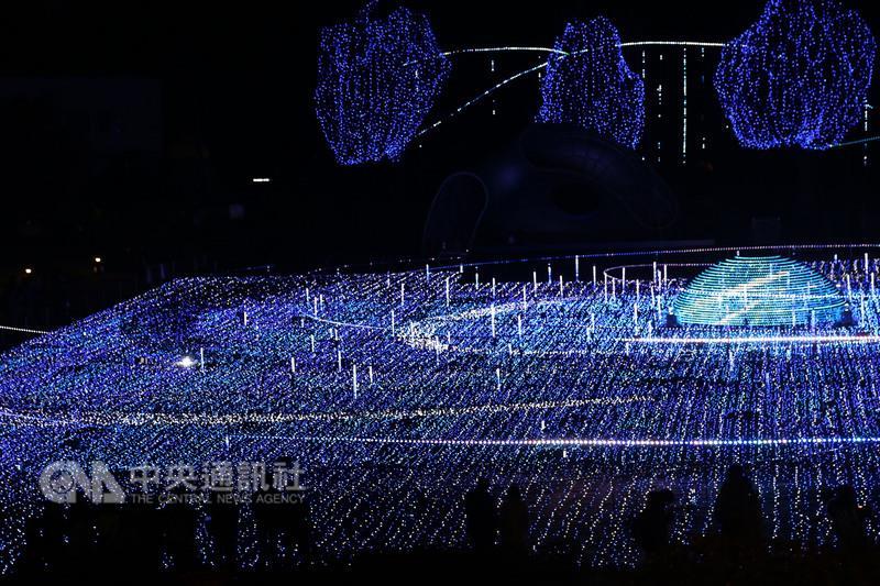 東京中城的耶誕彩燈今年共使用約52萬顆LED燈打造成 「宇宙空間」，燦爛奪目。 主會場是在約2000平方公 尺的草坪用燈點綴成「星光花園」。 中央社記者楊明珠東京攝