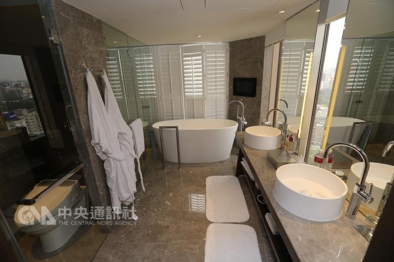台北君悅酒店提醒，小罐裝的沐浴乳、洗髮精或是牙刷 等備品都是可以免費帶走，不過，有時床頭的鬧鐘、浴 袍也會被客人不小心帶走，而飯店通常都會寫信給客人 要求返還。 中央社記者徐肇昌攝 105年12月16日