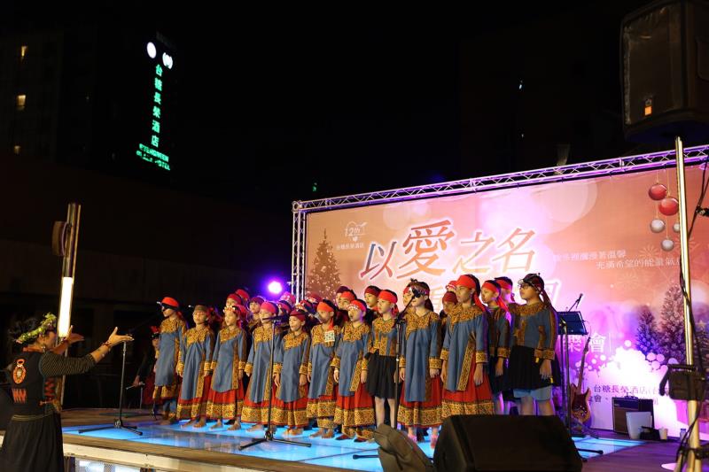 部落小學長榮百合國小合唱團，為公益演唱會開唱。