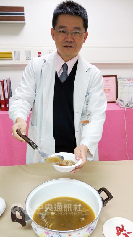 氣溫轉寒，許多民眾多會進補，體質燥熱的人該吃什麼東西補身呢？衛福部豐原醫院中醫科醫師林煥欽（圖） 表示，簡單雞湯、排骨湯加黃耆、枸杞就可以。 中央社記者趙麗妍攝