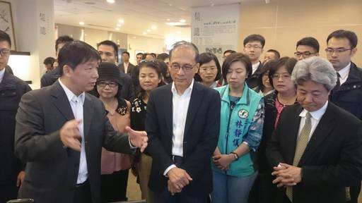 （民生與設計學院院長王健行（左）親自向林全院長說明SCT雲端智慧照護系統之功能）