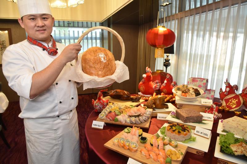飯店推出創意年菜料理「咖哩麵包雞」。