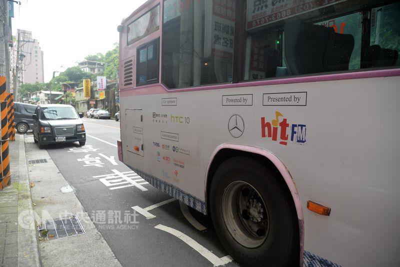 台北市衛生局今天說，為營造戶外無菸環境，依菸害防制法規定，預定公告全市1150座公車候車亭，自明年1月1日起為全面禁止吸菸場所，最高可處新台幣1萬元以下罰鍰。中央社檔案照片
