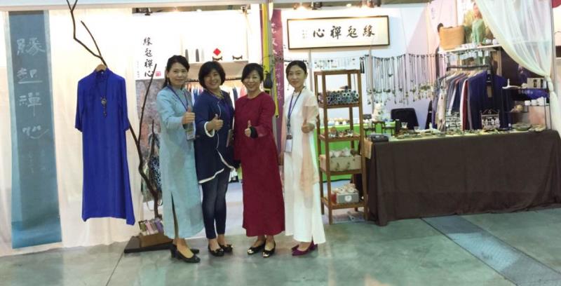 于心怡(右一)帶領「緣起禪心」創造台灣民眾對於禪衣服飾的新思維