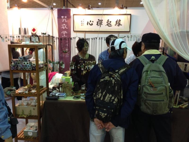 佛教素食健康茗茶展中，「緣起禪心」攤位的禪學風，詢問度很高。