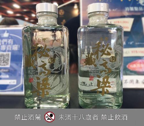 圖為現場展示的台灣秘藏高粱酒，容量500毫升。