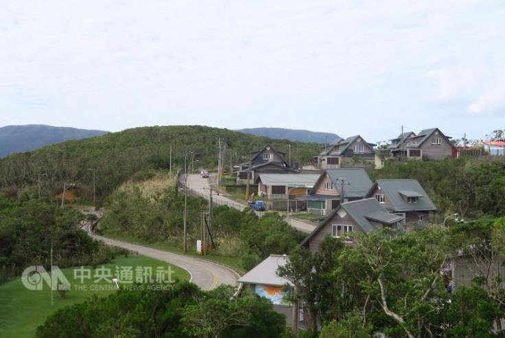 屏東高士部落是排灣族最古老的部落之一，莫拉克風災 期間被毀，後來重建永久屋基地，目前不只是原住民的家，更轉型民宿，邀旅人體驗原民生活 中央社記者陳葦庭攝