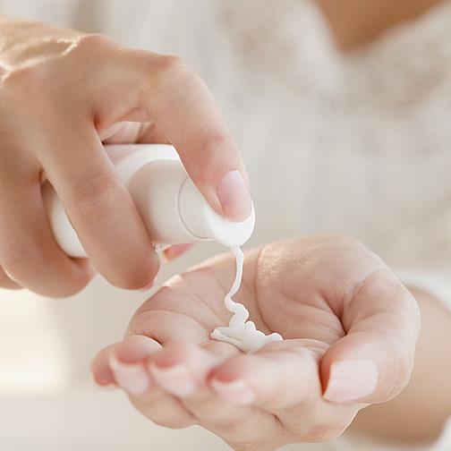 （有「冬季癢」的民眾平時可多擦乳液保護肌膚，pH5.5的乳液幫助皮膚形成天然保護膜，防止皮膚乾燥、缺水。亦可搭配抗敏系列沐浴露避免皮膚受到過度刺激）