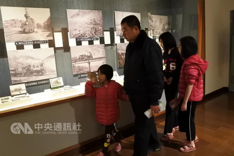 一項以阿里山登山鐵路為主題的特展，14日起在嘉義市 立博物館登場，共展出與阿里山鐵路有關的繪畫與攝影 作品、火車模型及鐵道照片等百餘件。 （嘉義市文化局提供） 中央社記者江俊亮傳真 106年1月14日