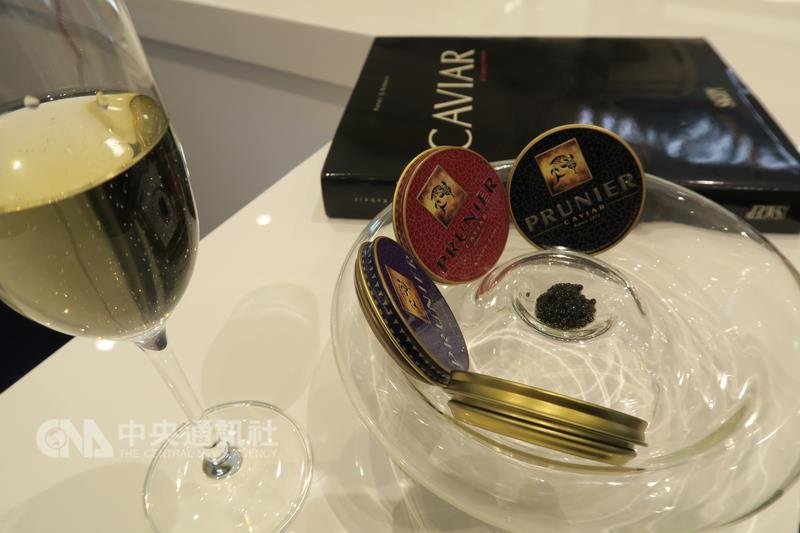 在歐洲有百年歷史的魚子醬品牌Caviar house & Prunier，今天以快閃店型式進駐微風信義半年， Caviar house & Prunier公司董事總經理蔡清丞說，直接吃是最道地吃法。 中央社記者陳政偉攝