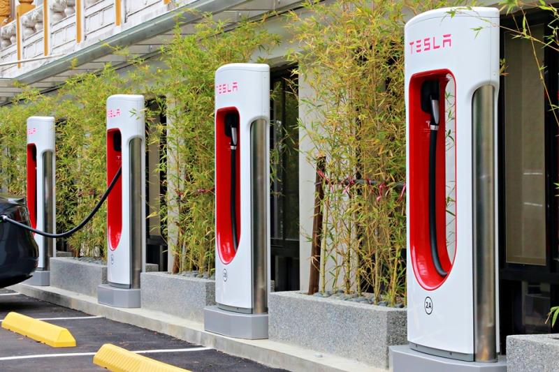 電動車巨擘Tesla在台初試啼聲即告捷！首批Model S正式交車，超級充電站也正式啟用