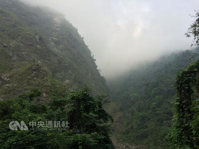 豐山風景區的宣帽石山（左），有二戰時美軍轟炸的遺 跡。民眾前往豐山走春，千萬不要錯過耆老講述的山中 傳奇。 中央社記者江俊亮攝