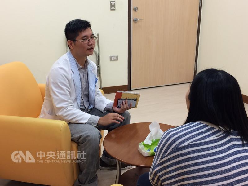 農曆春節假期結束，公司行號陸續開工，有些上班族出 現「收假症候群」，門諾醫院身心科醫師鍾德表示，若 相關症狀已嚴重影響生活，建議盡快就醫，避免拖延引 發焦慮性憂鬱症。 （門諾醫院提供）