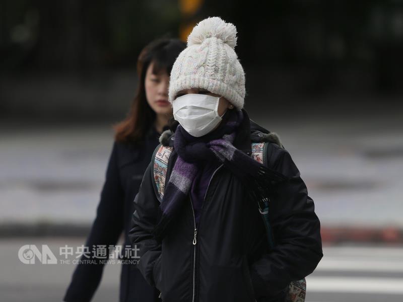 入冬首波寒流發威，全台各縣市發生多起因寒流而猝死的案件，花蓮門諾醫院呼籲長者以及有心血管疾病的患者，正常服藥外，最重要的預防就是做好保暖。（中央社檔案照片）
