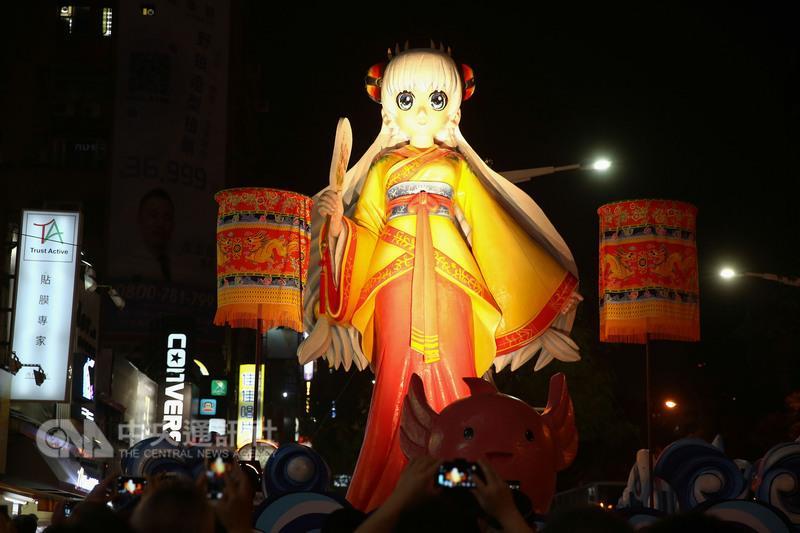 台北燈節重頭戲「西城嘉年華」遊行11日元宵節登場， 共有41組各式花車及展演團隊，人數多達1600人，圖為 林默娘大型花車。 中央社記者梁珮綺攝 106年2月11日