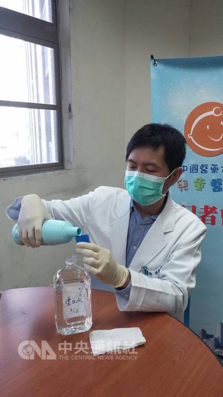 今年適逢暖冬，中國醫藥大學兒童醫院兒童急診科醫師 陳德慶13日提醒，病毒性腸胃炎卻比去年同期增加5成 ，開學後擔心流行高峰再現，一定要落實勤洗手。 （院方提供） 中央社記者郝雪卿傳真 