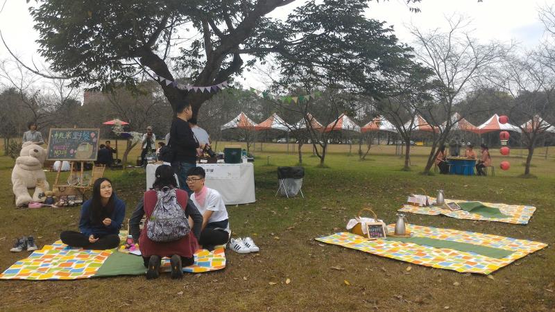 暨南大學舉辦櫻花樹下野餐活動。