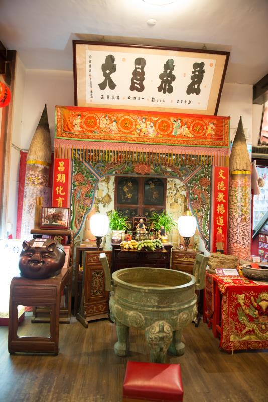 館區內供俸的文昌帝君，是牛軋糖博物館博物館的一大特色。