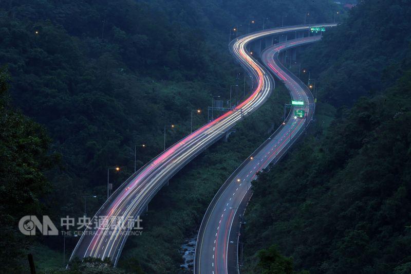 最新的汽車頭燈科技讓車主擁有更好的夜間駕駛能見度，100年前的電石氣燈，與最新的LED頭燈科技不能同日而語。（中央社檔案照片）