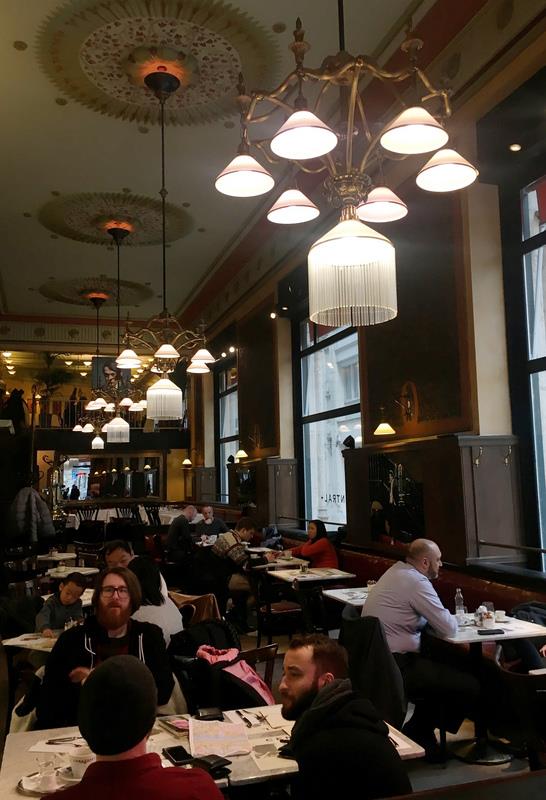 位於布達佩斯多瑙河東岸的中央咖啡廳（Central Cafe），位於布達佩斯重要的政經區域，同樣也是百年的咖啡廳，雖沒有華麗裝潢，但濃濃的人文藝術格調仍在當地人心中占有重要的地位。
中央社記者吳哲豪布達佩斯攝