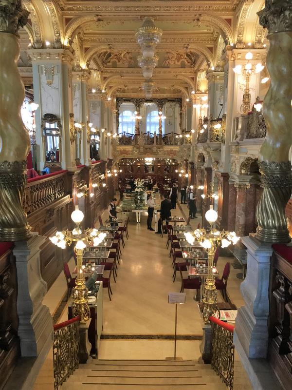 被網站「ucity guide」譽為全世界最美咖啡館的NY CAFE，有著閃耀動人水晶燈、精美壁畫、絨布裝飾，置身其中讓人感覺自己像貴族一般。中央社記者吳哲豪布達佩斯攝 