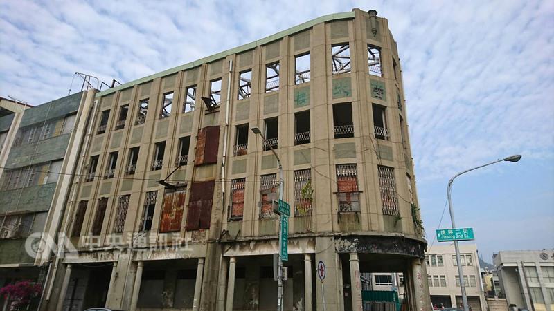 高市府要讓昔日哈瑪星榮景再現；尤其提升「哈瑪星金 融第一街」的人文商業盛況，文化局租用20年的老建築 ，結合三和銀行、山形點屋，斥重金融入人文創意，重 拾昔日哈瑪星風華。 （文化局供圖） 中央社記者王淑芬傳真