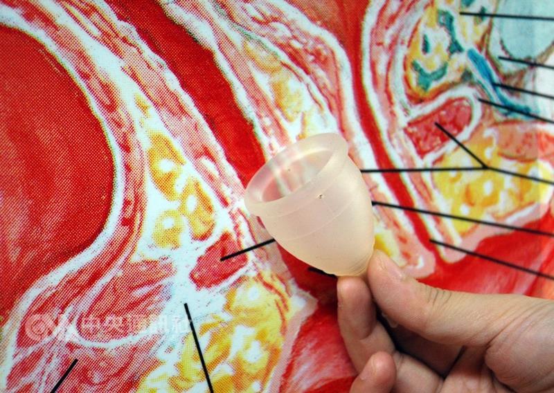 不少國外女性愛用的生理用品「月亮杯」，2月首次在台取得販售許可，但 因僅能在實體店面購買。食藥署16日宣布，「月亮杯」可在網路、電視購物等通路販售。（中央社檔案照片）