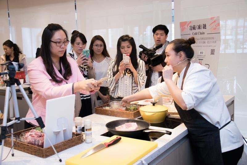藉由互動示範，讓民眾更了解肉品的食用安全。