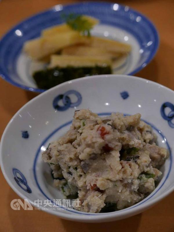 身處觀光街，也要融入京都日常，大人的關西私旅中介 紹1間KOKORA屋在日本先斗町，主打番菜，意思就是日 常、家常料理的意思，伏見辣椒小魚、甘煮小卷和生魚 片道道都能滿足旅人對京都料理的嚮往。 （羅沁穎提供） 中央社記者陳葦庭傳真　106年4月2日