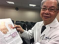 皮膚突冒黑斑別輕忽，書田診所醫師劉國威（圖）提醒
，黑斑若長在嘴唇、口腔內、鼻子或手指上，當心是「黑斑息肉症候群」，恐是腸道長息肉的重要警訊，且有超過50%風險惡化成惡性腫瘤，應儘早就醫檢查。
中央社記者張茗喧攝  106年4月6日