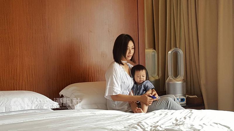 醫師說，天氣變化快，門診因過敏求診多4成，建議敏 感體質應減少暴露過敏原、出門戴口罩。 中央社記者陳偉婷攝 106年4月11日