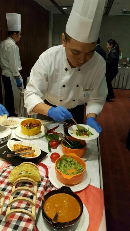 飯店主廚為用餐來賓推薦墨西哥餅Tortilla配料，酪梨鮮蝦、烤雞肉搭配不同的墨西哥辣醬，呈現出的風味各異。