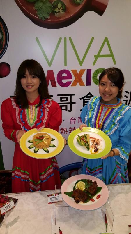 穿著墨西哥傳統服飾的老爺員工，欣喜向客人推薦推薦美食活動。