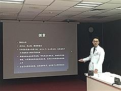 基隆醫院心臟科醫師陳俊兆（圖）表示，冠狀動脈狹窄及阻塞是成人最常見的心臟病，也就是「冠心症」，常見症狀為心絞痛，心臟病可怕在於無預警猝死，呼籲病患一定要持續追蹤治療。（基隆醫院提供）
中央社記者王朝鈺傳真  106年4月14日