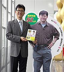 家醫科醫師宋晏仁曾爆肥到92公斤，健檢報告滿江紅，
心臟出問題。他創211減重法，每餐吃2份蔬菜、1份全穀、1份蛋白質，搭配運動和靜坐，健康瘦下來。
（宋晏仁提供）
中央社記者陳偉婷傳真 106年4月22日