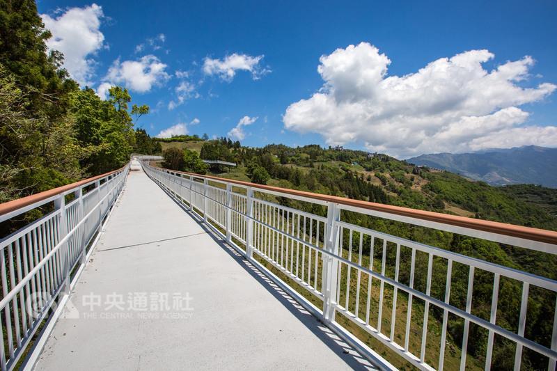 清境高空觀景步道即將啟用，擔心車潮可能擠爆，南投 縣政府決定在霧社停車場設接駁站，開車民眾在停車場 搭接駁車到入口。圖為站在步道上可看到的清境美景。 （南投縣政府提供） 中央社記者吳哲豪傳真