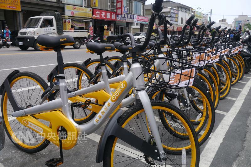 來自新加坡的「OBIKE」自行車業者日前在東華大學建 置租車服務，現擴及花蓮市區，第1階段試營運500輛14 日前供民眾免費體驗。花蓮縣政府表示，將會再研擬合 理的停車空間與交通動線。中央社記者李先鳳攝。