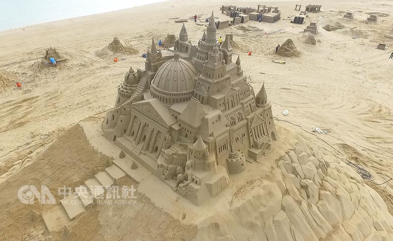 2017福隆國際沙雕藝術季6日登場，高達13公尺的城堡 主雕是歷年展出中最高的沙雕作品，耗時15天才完成， 融合中國皇城、哥德式建築，巴洛克式風格以及童話元 素，每個角度都有不同的異國風情感受。 （中央社檔案照片）