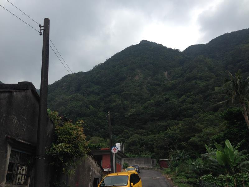 忠孝新村背後就是宜蘭頭城著名的「鷹石尖」，可以眺望濱海公路與海上的龜山島。