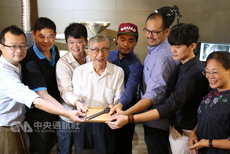 曾經是全台唯一、號稱遠東最大的咖啡烘豆工廠，傳香 獨有風味，60年後魔豆復興，斗六烘焙會社成立，將老 經驗融入新活力當中，薪傳琥珀底蘊的香氣，圖為第一 代烘焙師陳守宜（前中）傳承當年維修板手。 中央社記者葉子綱攝