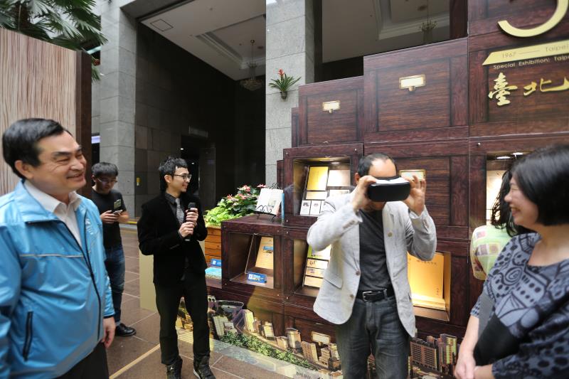 文化局長鍾永豐體驗360度臺北市景環繞的VR虛擬情境。
