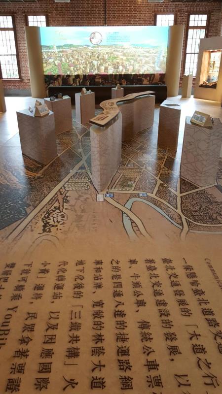 樹心會館展區長達13米隱喻臺北「市民大道」的巨大捲軸。
