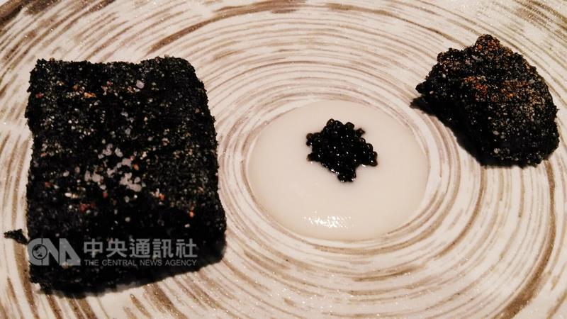 這道法國料理很特別，盤裡有一大一小兩塊牛排，外表 燒的焦黑，該怎麼吃呢？主廚建議，分别從大、小兩塊 牛排各切一片，同時吃下，個中的奧妙就在裡頭。 中央社記者潘智義攝　106年5月27日