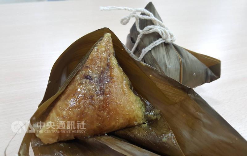 30日是端午節，中醫師吳明珠說，端午意味陽氣最旺的 開始，可稍晚睡、早起養陽氣；飲食著重健脾益氣，適 量的糯米粽、紅豆薏仁湯，都有助利水除濕。 中央社記者陳偉婷攝 106年5月30日