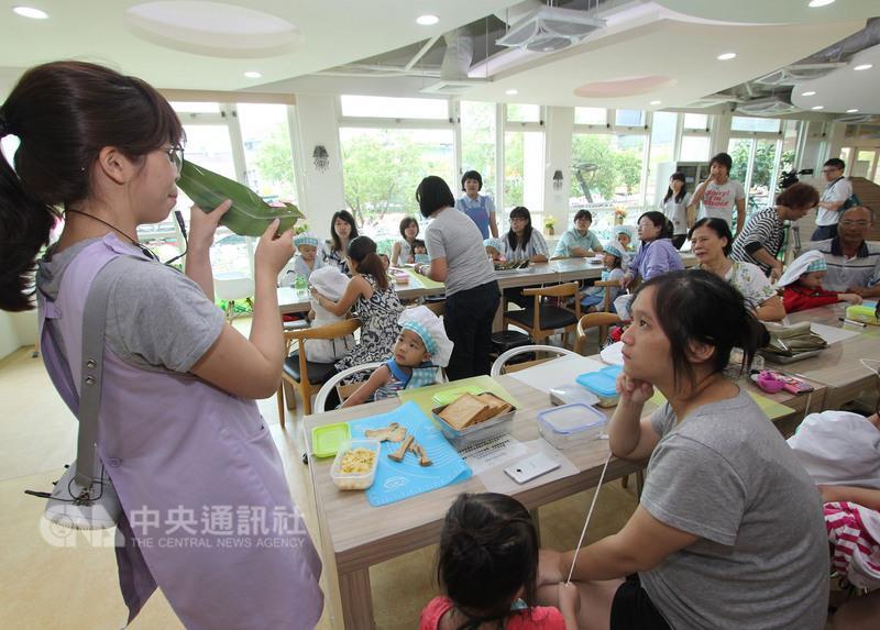 慶端午，各式風味粽飄香，高雄市路竹育兒資源中心巧 思幼兒營養餐點，手作烤「土司粽」慶祝端午節，讓親 子驚艷。 （翻攝照片） 中央社記者陳朝福傳真 106年5月30日