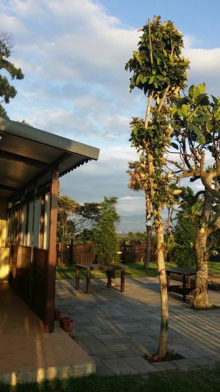 山居秘境一磚一瓦親手搭建，可以遠眺山景，還成了露營勝地。